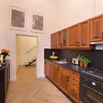 Orangehomes Urban Elegance Apartment