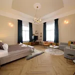 Orangehomes Urban Elegance Apartment